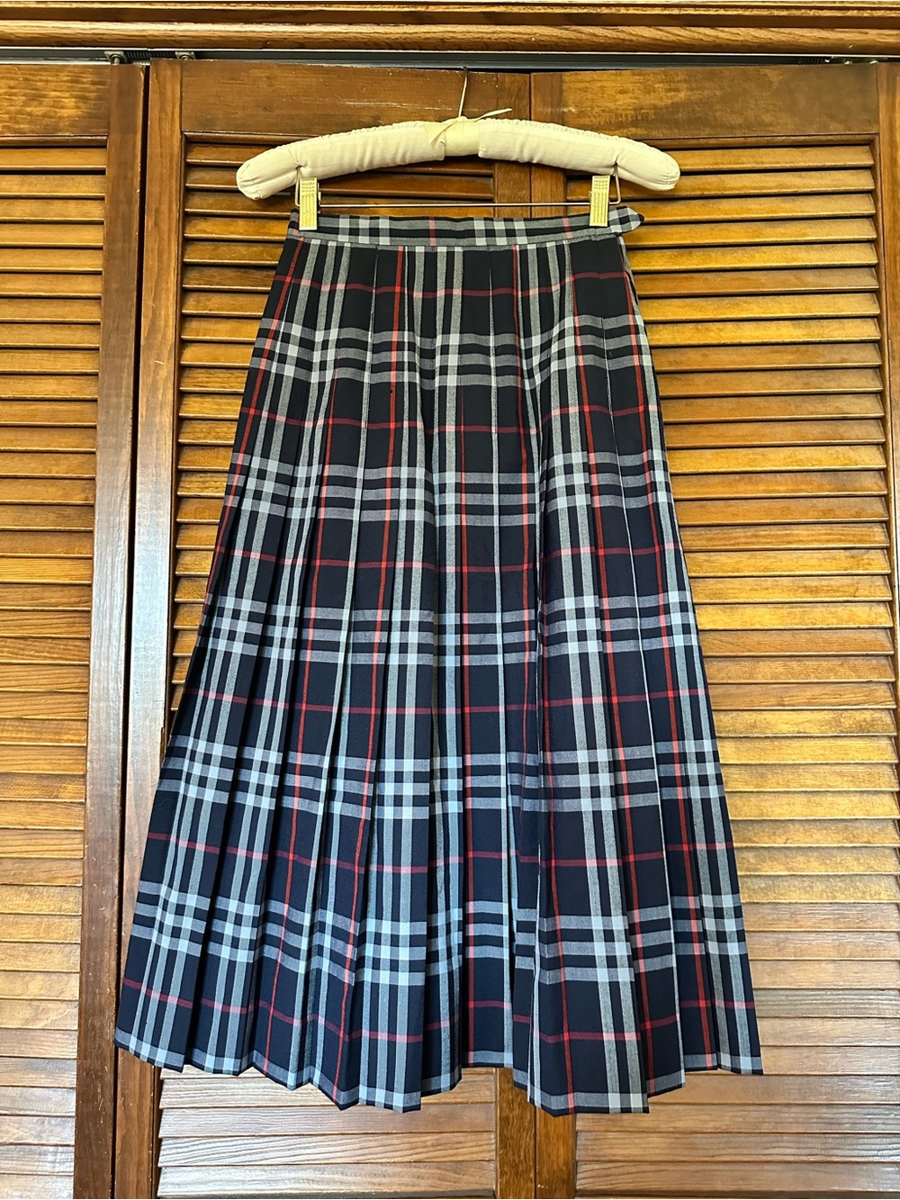 Vintage 1980s Burberrys Designer Navy, Gray & Red Pleated Wool Skirt size 4 - Picture 2 of 12